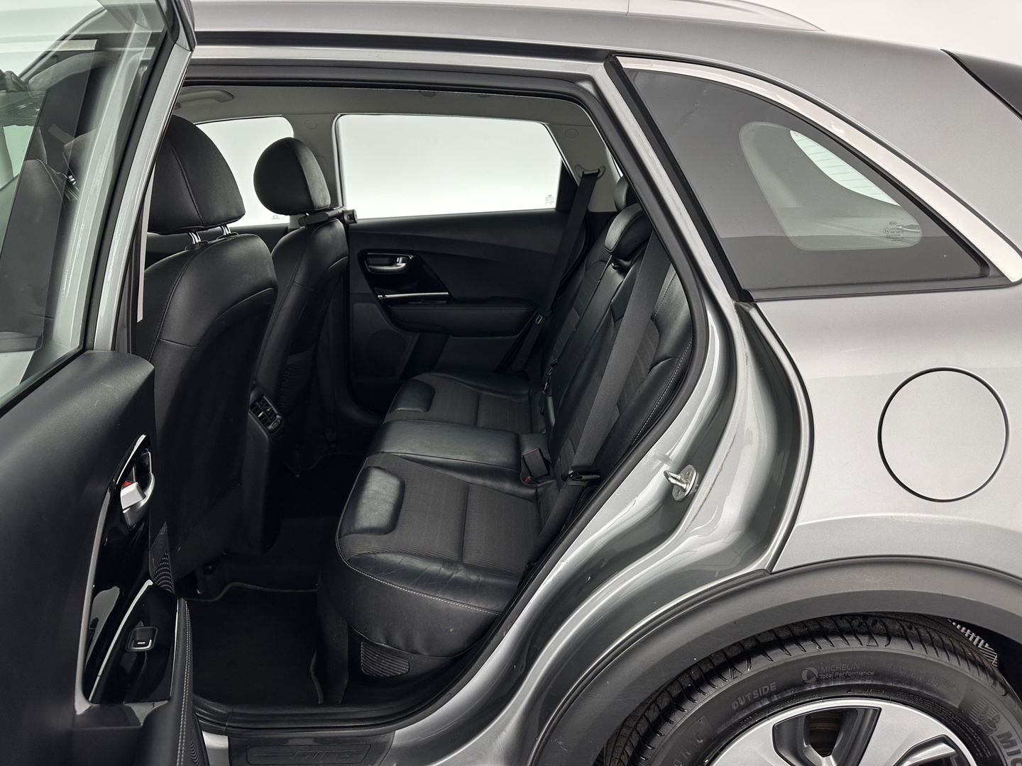 Kia Niro 1.6 GDi Hybrid ExecutiveLine (INCL.BTW) Aut. *LEATHER-FABRIC | NAVI-FULLMAP | KEYLESS | CAMERA | COMFORT-SEATS | DIGI-COCKPIT | LANE-ASSIST | ECC | CARPLAY | PDC | TOWBAR | 16''ALU*