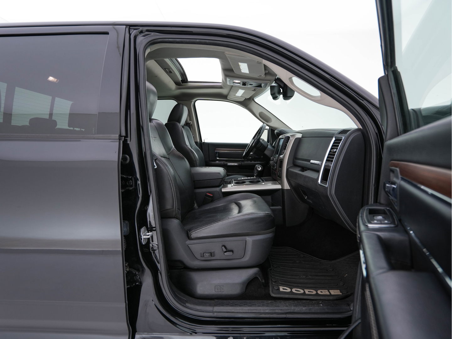 Dodge Ram 1500 5.7 V8 4x4 Quad Cab 6'4 [ 5-Pers. ] Aut. *PANO | FULL-LEATHER | XENON | ALPINE-SOUNDSYSTEM | DAB+ | NAVI-FULLMAP | KEYLESS | CAMERA | HEATED-COMFORTSEATS | ECC | PDC | CRUISE | TOWBAR | 20''ALU*