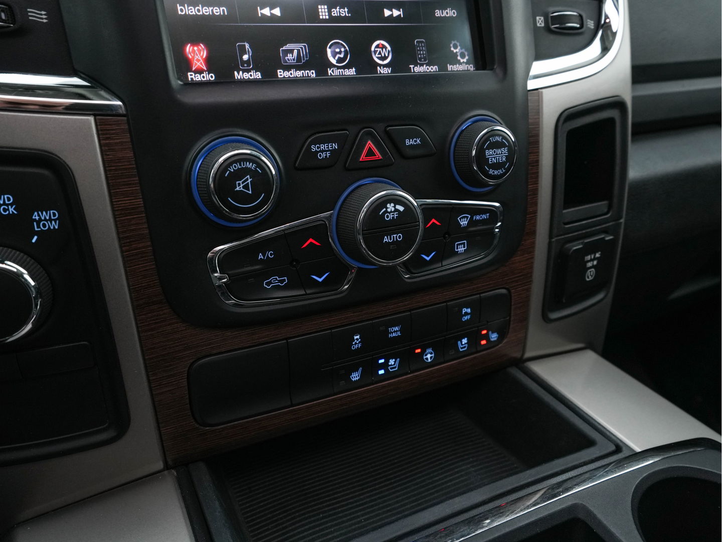 Dodge Ram 1500 5.7 V8 4x4 Quad Cab 6'4 [ 5-Pers. ] Aut. *PANO | FULL-LEATHER | XENON | ALPINE-SOUNDSYSTEM | DAB+ | NAVI-FULLMAP | KEYLESS | CAMERA | HEATED-COMFORTSEATS | ECC | PDC | CRUISE | TOWBAR | 20''ALU*