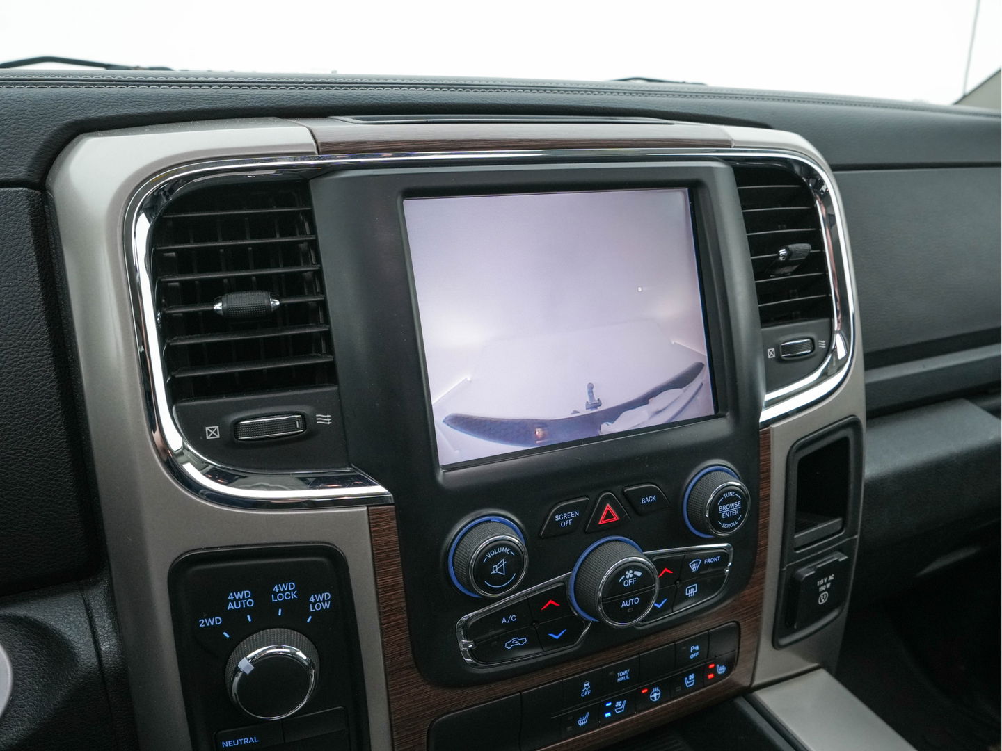 Dodge Ram 1500 5.7 V8 4x4 Quad Cab 6'4 [ 5-Pers. ] Aut. *PANO | FULL-LEATHER | XENON | ALPINE-SOUNDSYSTEM | DAB+ | NAVI-FULLMAP | KEYLESS | CAMERA | HEATED-COMFORTSEATS | ECC | PDC | CRUISE | TOWBAR | 20''ALU*