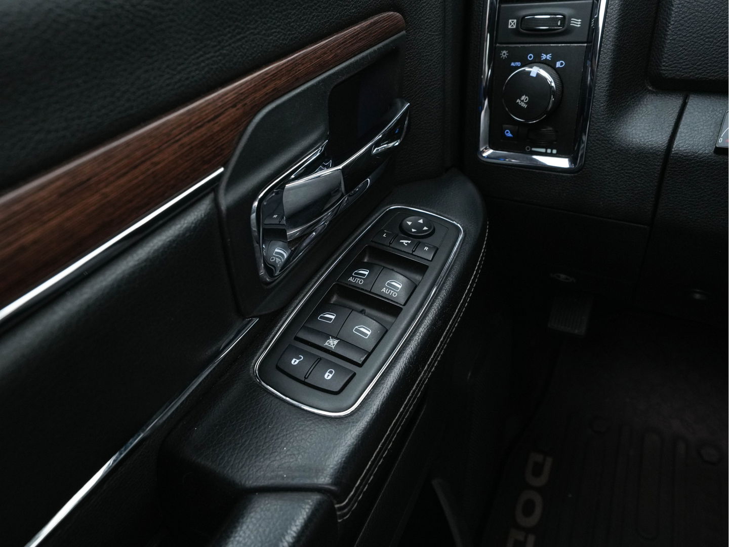 Dodge Ram 1500 5.7 V8 4x4 Quad Cab 6'4 [ 5-Pers. ] Aut. *PANO | FULL-LEATHER | XENON | ALPINE-SOUNDSYSTEM | DAB+ | NAVI-FULLMAP | KEYLESS | CAMERA | HEATED-COMFORTSEATS | ECC | PDC | CRUISE | TOWBAR | 20''ALU*