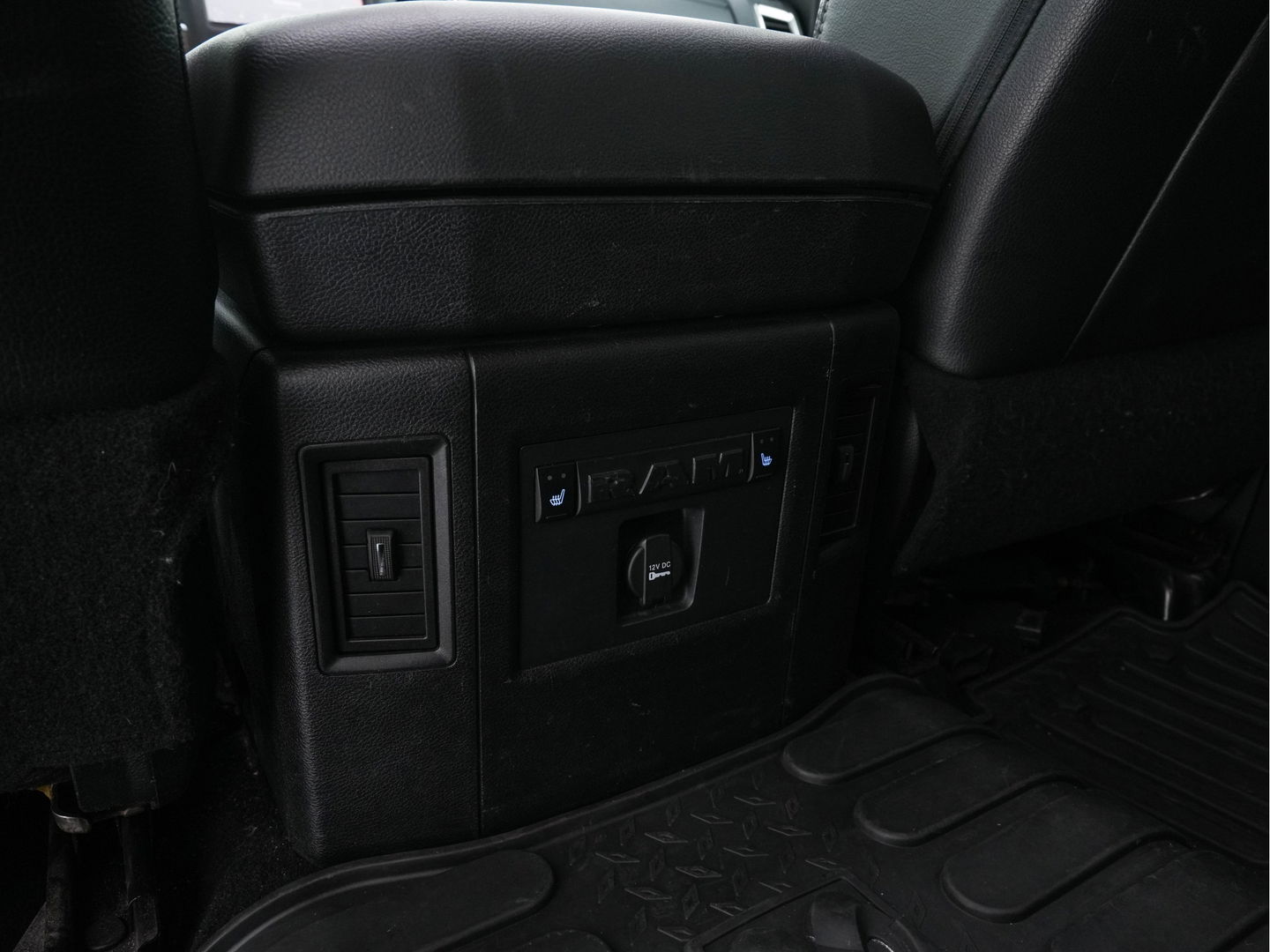 Dodge Ram 1500 5.7 V8 4x4 Quad Cab 6'4 [ 5-Pers. ] Aut. *PANO | FULL-LEATHER | XENON | ALPINE-SOUNDSYSTEM | DAB+ | NAVI-FULLMAP | KEYLESS | CAMERA | HEATED-COMFORTSEATS | ECC | PDC | CRUISE | TOWBAR | 20''ALU*