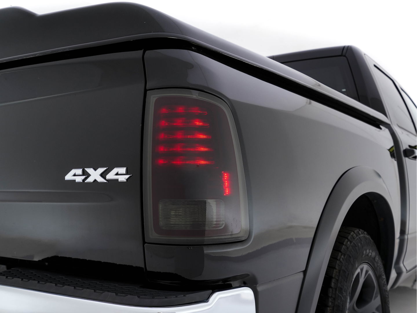 Dodge Ram 1500 5.7 V8 4x4 Quad Cab 6'4 [ 5-Pers. ] Aut. *PANO | FULL-LEATHER | XENON | ALPINE-SOUNDSYSTEM | DAB+ | NAVI-FULLMAP | KEYLESS | CAMERA | HEATED-COMFORTSEATS | ECC | PDC | CRUISE | TOWBAR | 20''ALU*