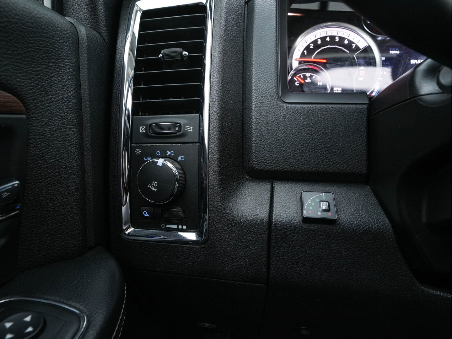 Dodge Ram 1500 5.7 V8 4x4 Quad Cab 6'4 [ 5-Pers. ] Aut. *PANO | FULL-LEATHER | XENON | ALPINE-SOUNDSYSTEM | DAB+ | NAVI-FULLMAP | KEYLESS | CAMERA | HEATED-COMFORTSEATS | ECC | PDC | CRUISE | TOWBAR | 20''ALU*