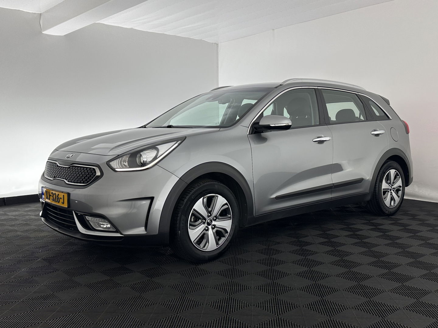 Kia Niro 1.6 GDi Hybrid ExecutiveLine (INCL.BTW) Aut. *LEATHER-FABRIC | NAVI-FULLMAP | KEYLESS | CAMERA | COMFORT-SEATS | DIGI-COCKPIT | LANE-ASSIST | ECC | CARPLAY | PDC | TOWBAR | 16''ALU*