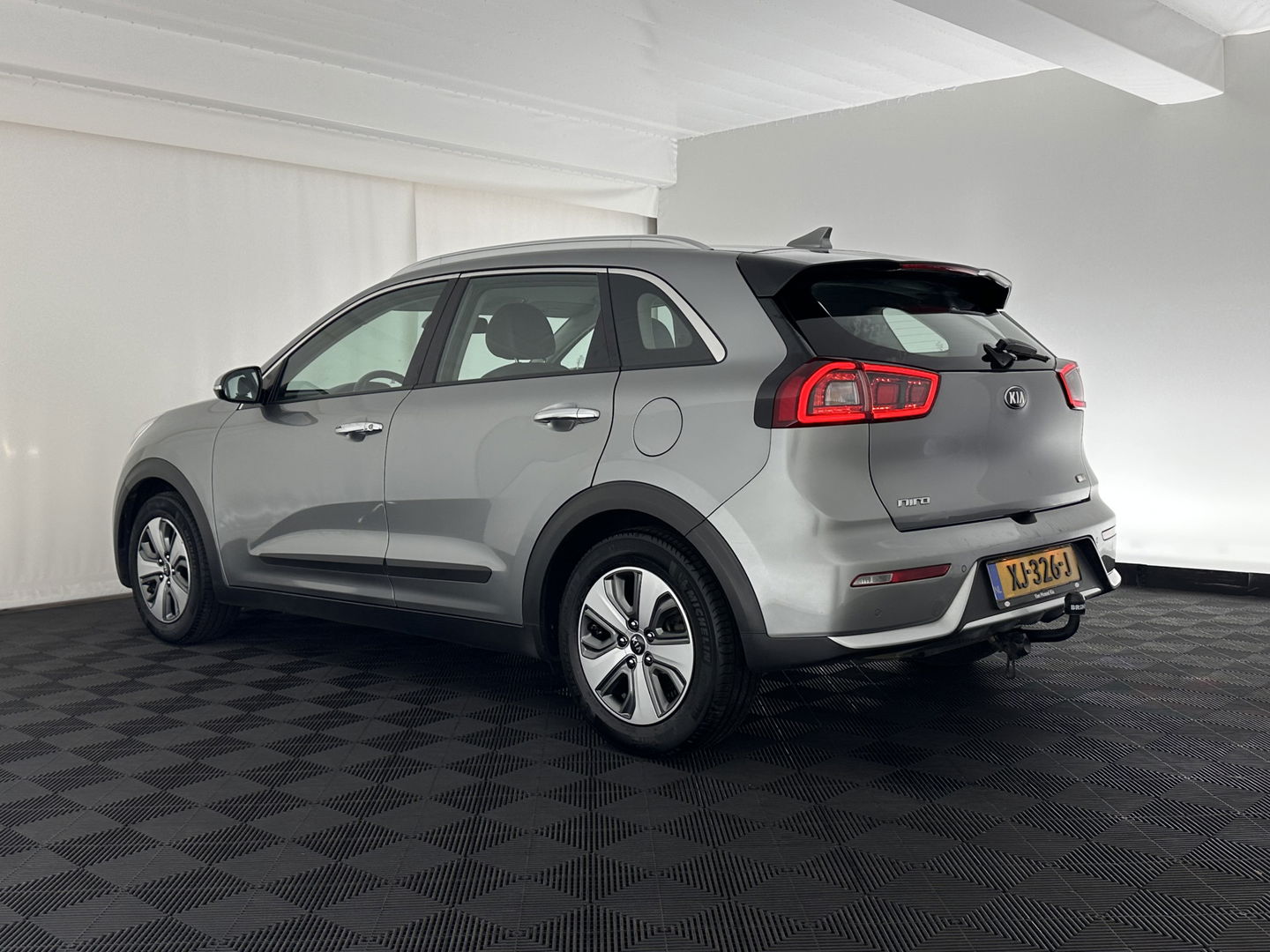 Kia Niro 1.6 GDi Hybrid ExecutiveLine (INCL.BTW) Aut. *LEATHER-FABRIC | NAVI-FULLMAP | KEYLESS | CAMERA | COMFORT-SEATS | DIGI-COCKPIT | LANE-ASSIST | ECC | CARPLAY | PDC | TOWBAR | 16''ALU*