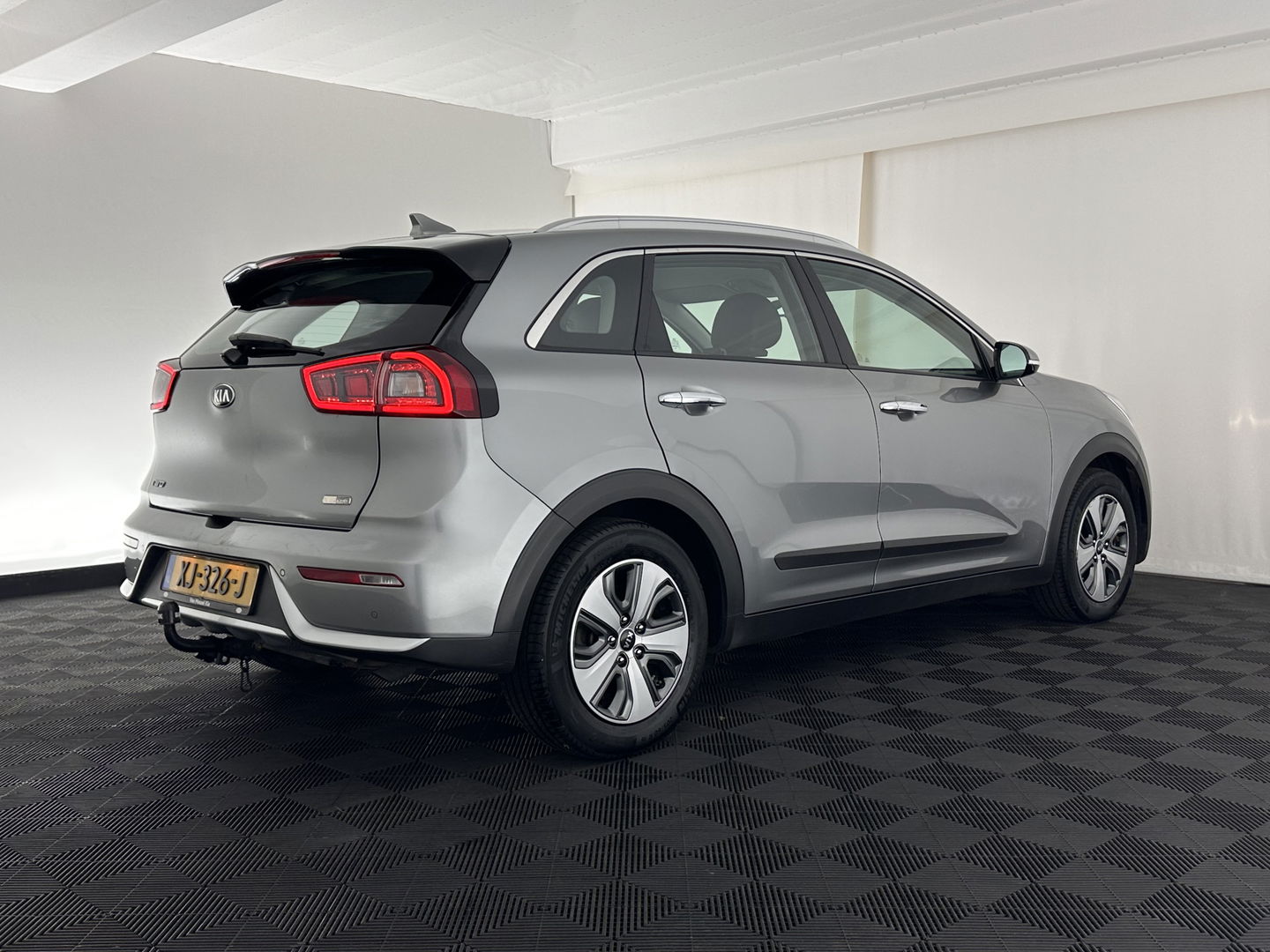 Kia Niro 1.6 GDi Hybrid ExecutiveLine (INCL.BTW) Aut. *LEATHER-FABRIC | NAVI-FULLMAP | KEYLESS | CAMERA | COMFORT-SEATS | DIGI-COCKPIT | LANE-ASSIST | ECC | CARPLAY | PDC | TOWBAR | 16''ALU*
