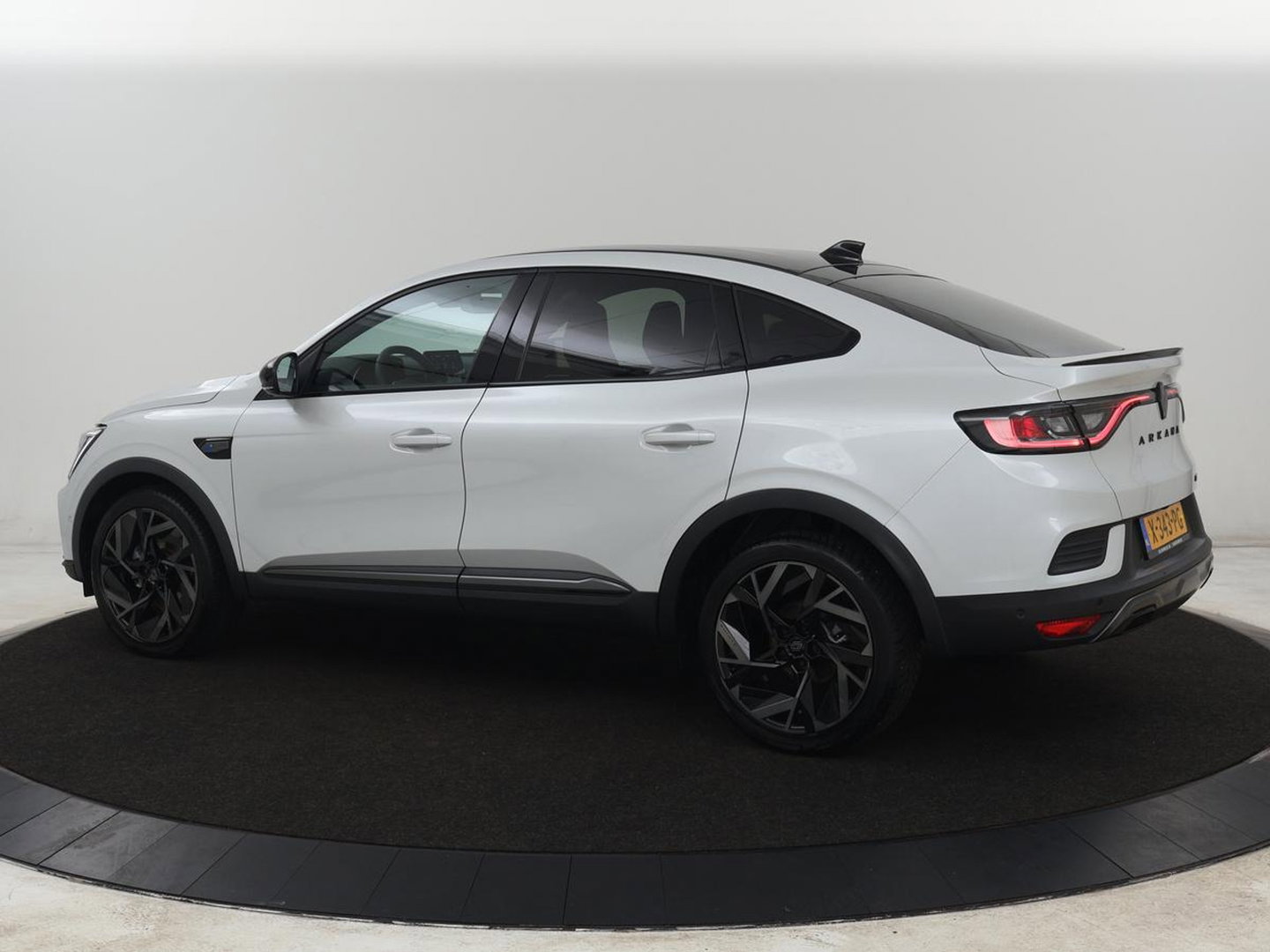 Renault Arkana 1.6 E-Tech full hybrid 145 esprit Alpine | Origineel NL | Leder/Alcantara | Stoelverwarming | 360 Camera | Adaptive cruise | BOSE Sound | Carplay | Navigatie | 19'' | Sfeerverlichting