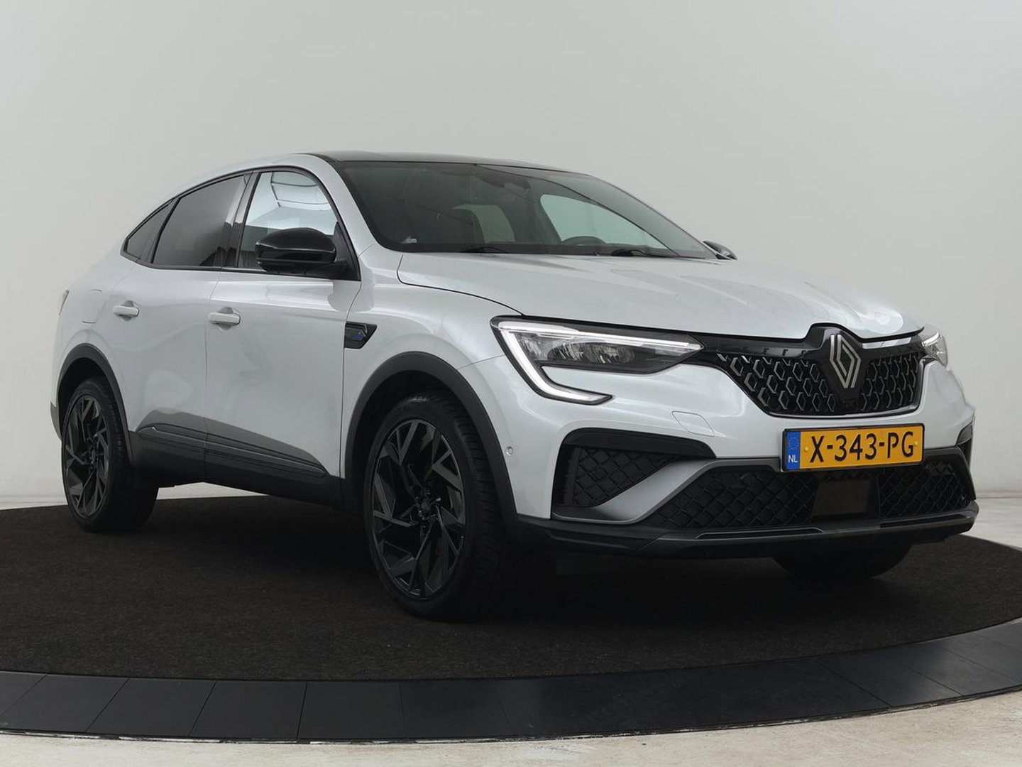 Renault Arkana 1.6 E-Tech full hybrid 145 esprit Alpine | Origineel NL | Leder/Alcantara | Stoelverwarming | 360 Camera | Adaptive cruise | BOSE Sound | Carplay | Navigatie | 19'' | Sfeerverlichting