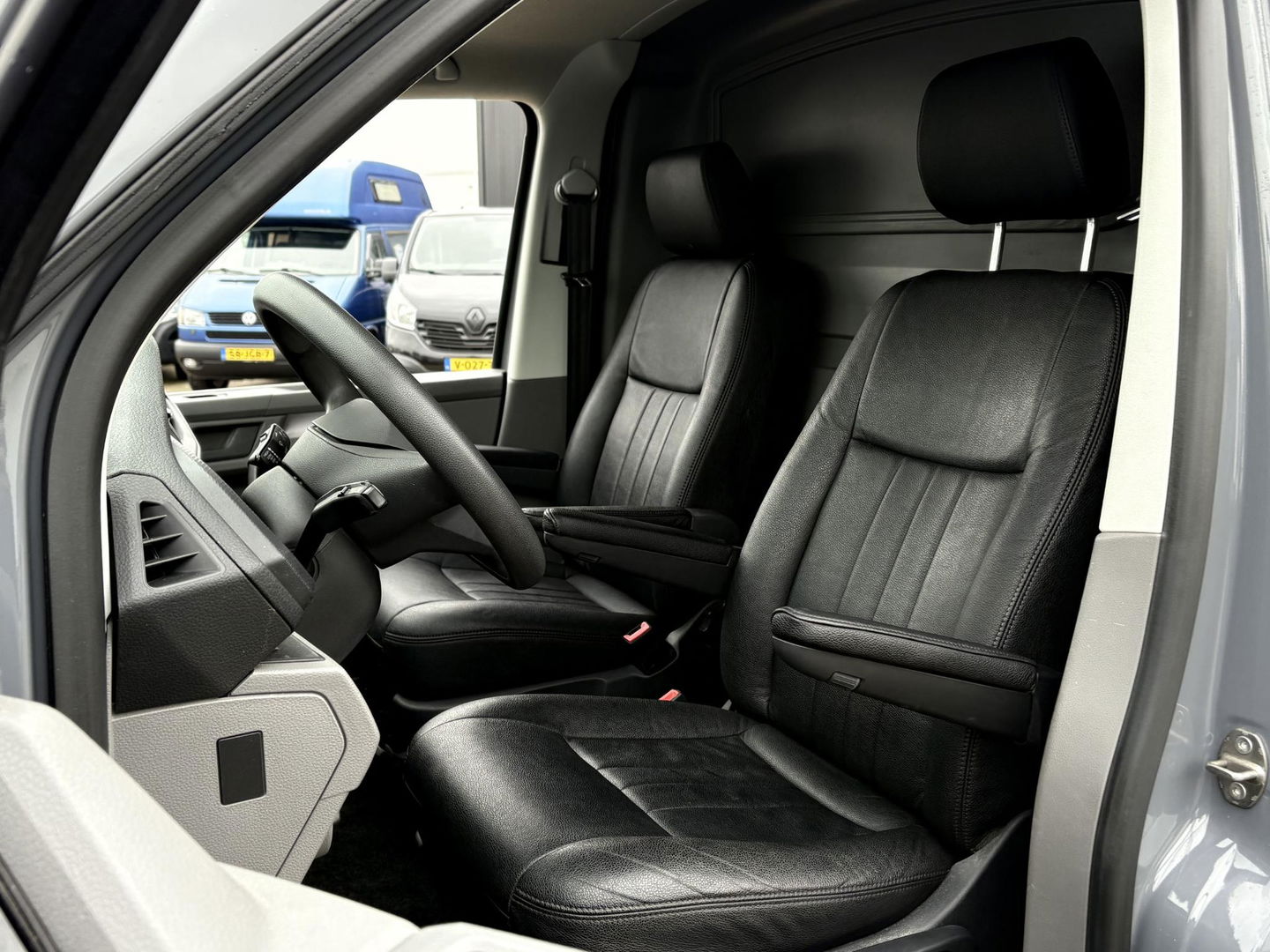 Volkswagen Transporter 2.0 TDI L2H1 STOELVERWARMING | PURE GREY | CARPLAY |