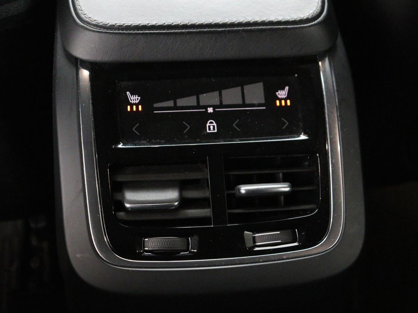 Volvo XC90 2.0 T8 AWD R-Design | Panoramadak | Stoelventilatie | Head-Up | Massage | 360 Camera | Leder | Adaptive cruise | Carplay | Harman/Kardon | Achterbankverwarming | Navigatie | PHEV | Plug In