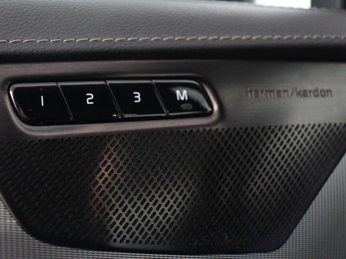 Volvo XC90 2.0 T8 AWD R-Design | Panoramadak | Stoelventilatie | Head-Up | Massage | 360 Camera | Leder | Adaptive cruise | Carplay | Harman/Kardon | Achterbankverwarming | Navigatie | PHEV | Plug In