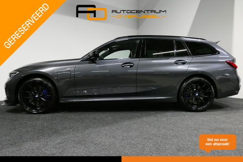 BMW 3 Serie Touring 330e xDrive M Sport / M340i Diffuser / Black Diamond M Grill / M340i M Sport bumper pakket / Schuif-/kanteldak / Elektr. verstelbare voorstoelen (links met memory) / Stoelverwarming / Apple Carplay - Android Auto / Achteruitrijcamera / Trekhaak (z