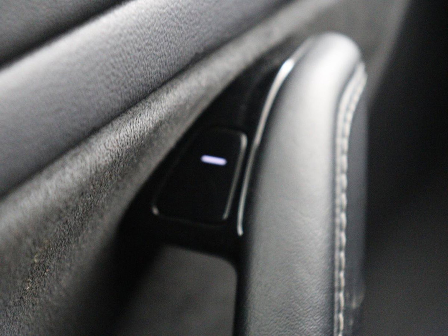 Tesla Model 3 Long Range RWD 75 kWh | SOH 91,8% | Panoramadak | Autopilot | Leder | Stoelverwarming | 360 Camera | Keyless | Full LED | Navigatie