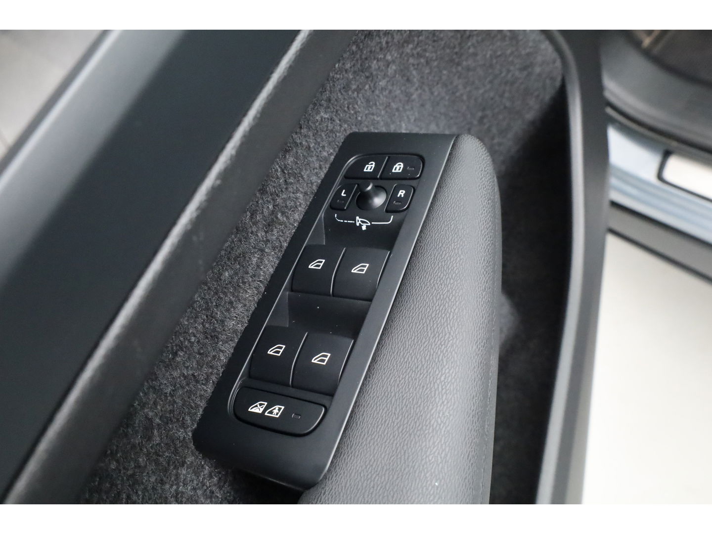 Volvo XC40 1.5 T5 Plug-in hybrid Ultimate Dark | SOH 95.6% | Pano | Adapt. Cruise | Stoel- stuurverw. | Harman Kardon | Keyless | Leder