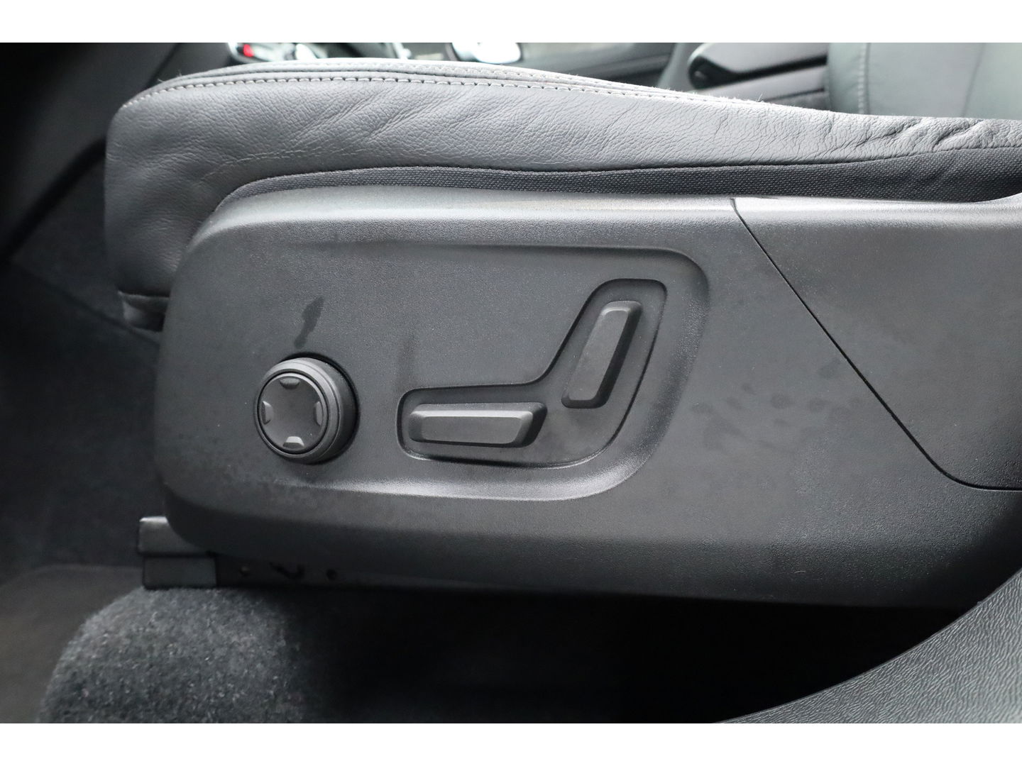 Volvo XC40 1.5 T5 Plug-in hybrid Ultimate Dark | SOH 95.6% | Pano | Adapt. Cruise | Stoel- stuurverw. | Harman Kardon | Keyless | Leder