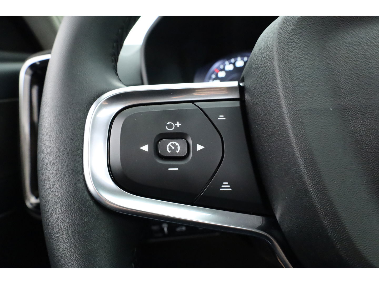 Volvo XC40 1.5 T5 Plug-in hybrid Ultimate Dark | SOH 95.6% | Pano | Adapt. Cruise | Stoel- stuurverw. | Harman Kardon | Keyless | Leder