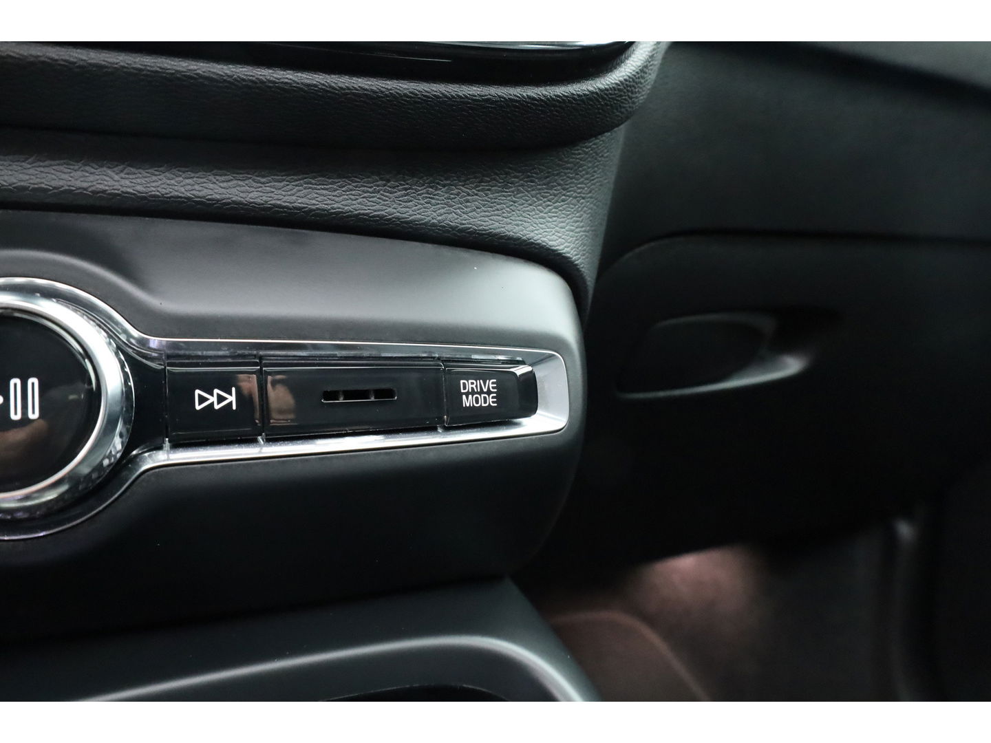 Volvo XC40 1.5 T5 Plug-in hybrid Ultimate Dark | SOH 95.6% | Pano | Adapt. Cruise | Stoel- stuurverw. | Harman Kardon | Keyless | Leder
