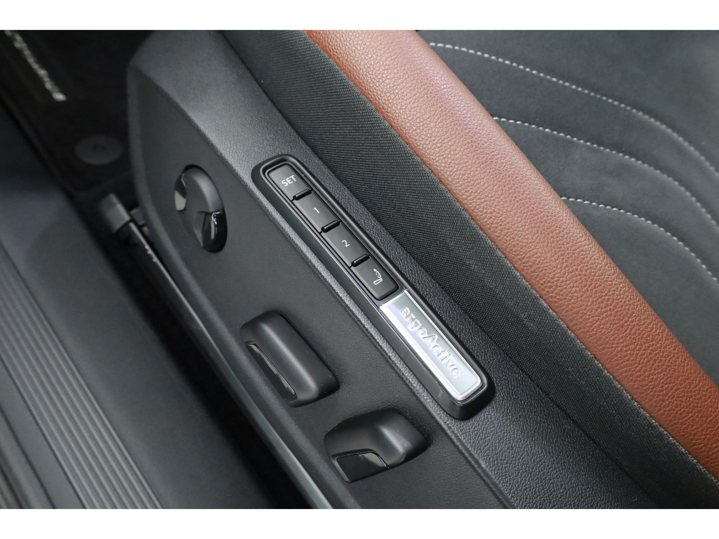 Volkswagen ID.4 Pro 77 kWh | SOH 95.5% | Pano | IQ. Light | Adapt. Cruise | Stoel- Stuurverw. | Keyless | Memory | Massage | HUD