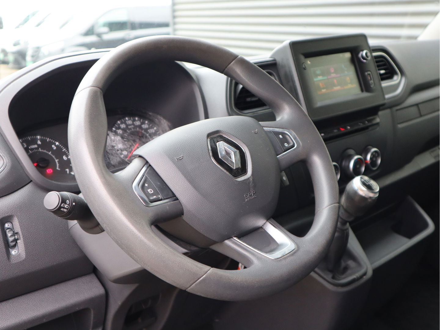 Renault Master 2.3 dCi 136pk Euro 6 L1H1 Imperiaal - Trekhaak - Camera - Navi