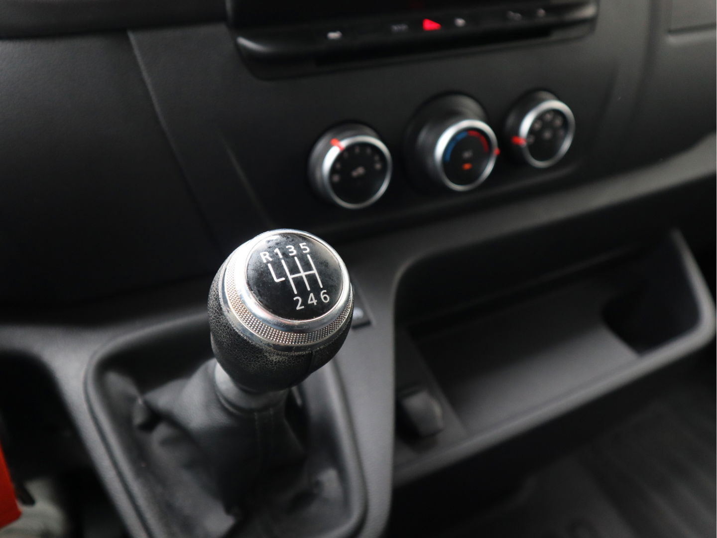 Renault Master 2.3 dCi 136pk Euro 6 L1H1 Imperiaal - Trekhaak - Camera - Navi