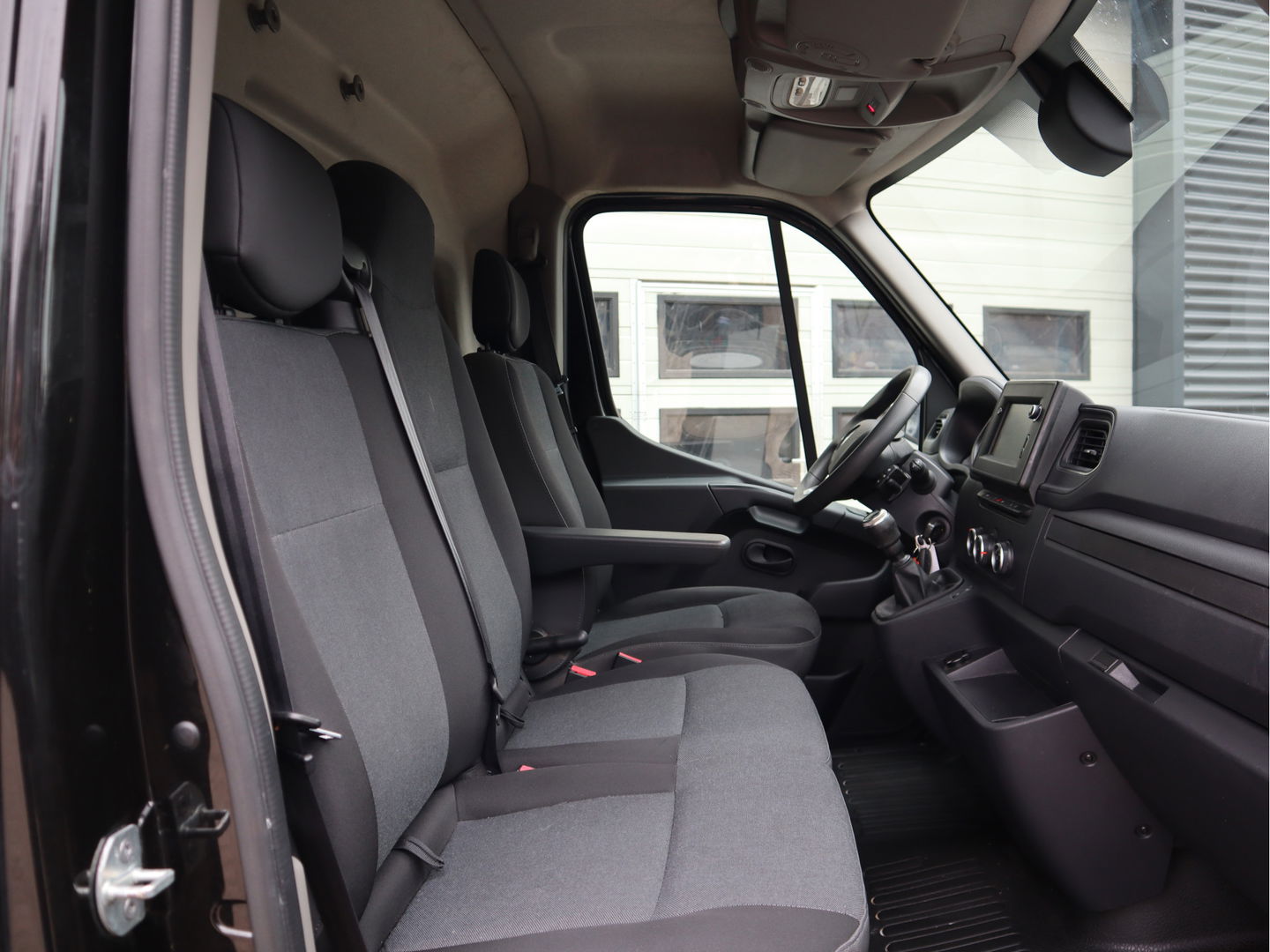 Renault Master 2.3 dCi 136pk Euro 6 L1H1 Imperiaal - Trekhaak - Camera - Navi