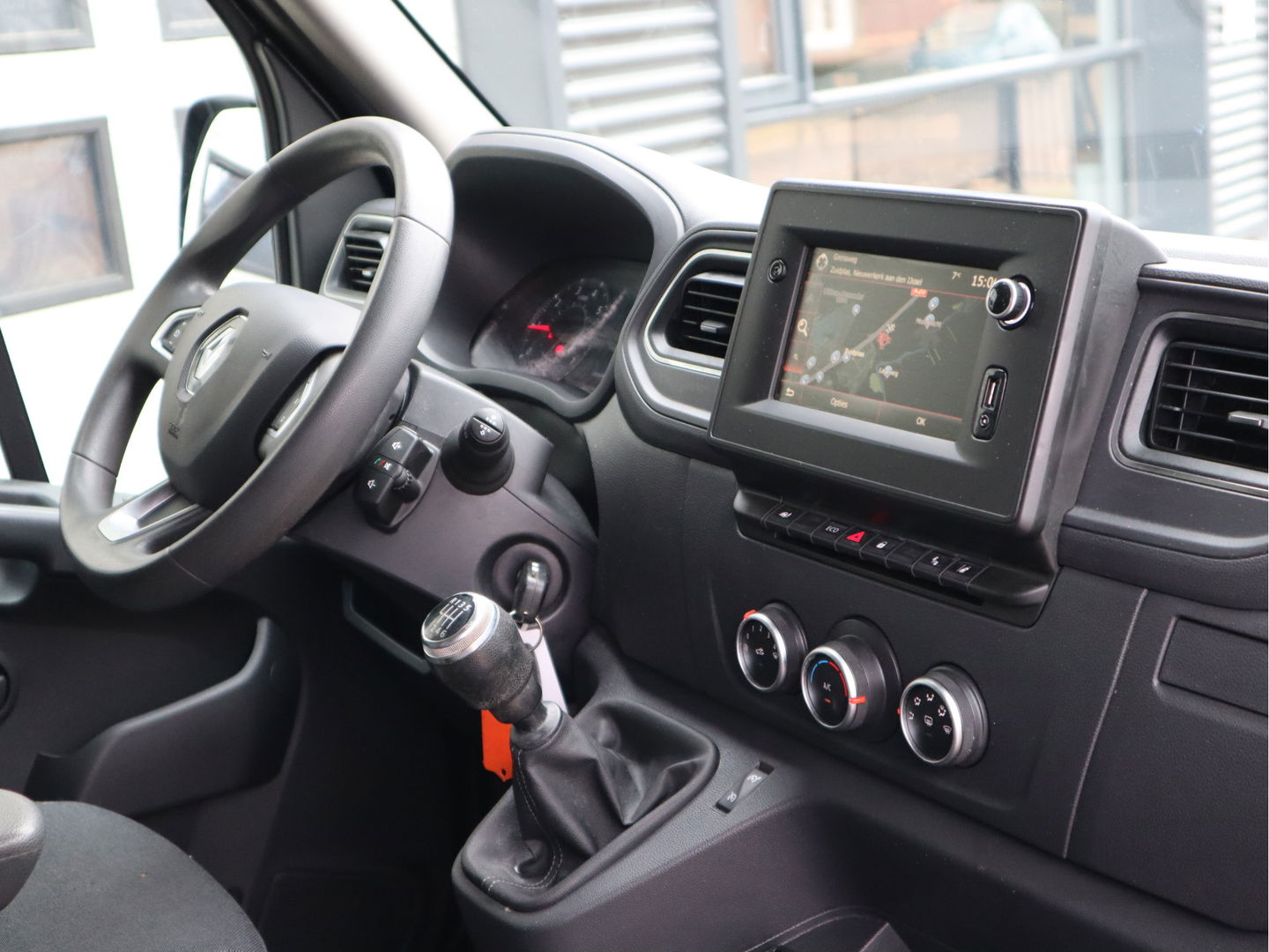 Renault Master 2.3 dCi 136pk Euro 6 L1H1 Imperiaal - Trekhaak - Camera - Navi