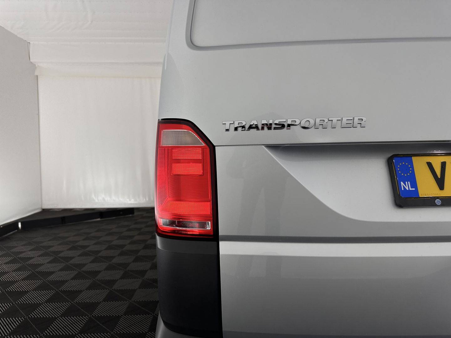 Volkswagen Transporter 2.0 TDI L1H2 Comfortline *NAVI-FULLMAP | AIRCO | CRUISE | CAMERA | INVENTER | DAB | PARKINGHEATER | COMFORTSEATS | PDC | TOWBAR*