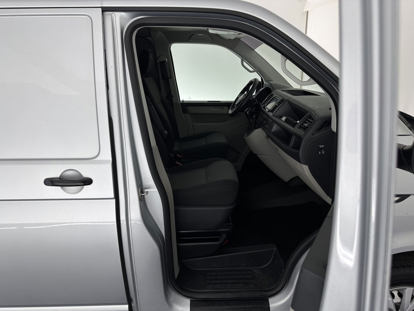 Volkswagen Transporter 2.0 TDI L1H2 Comfortline *NAVI-FULLMAP | AIRCO | CRUISE | CAMERA | INVENTER | DAB | PARKINGHEATER | COMFORTSEATS | PDC | TOWBAR*