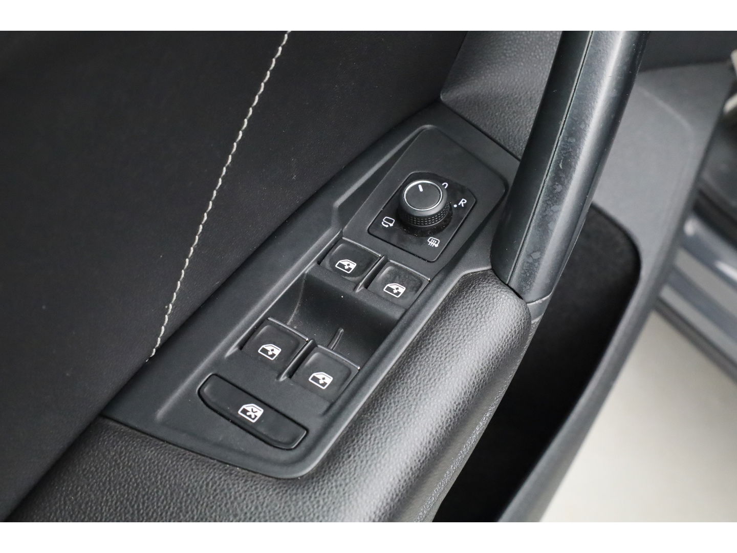 Volkswagen Tiguan 1.5 TSI R-Line | Pano | Elek. Trekhaak | Camera + PDC | CarPlay | Dodehoek | Dig. Cockpit | Adapt. Cruise