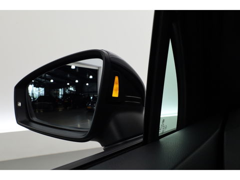 Volkswagen Tiguan 1.5 TSI R-Line | Pano | Elek. Trekhaak | Camera + PDC | CarPlay | Dodehoek | Dig. Cockpit | Adapt. Cruise