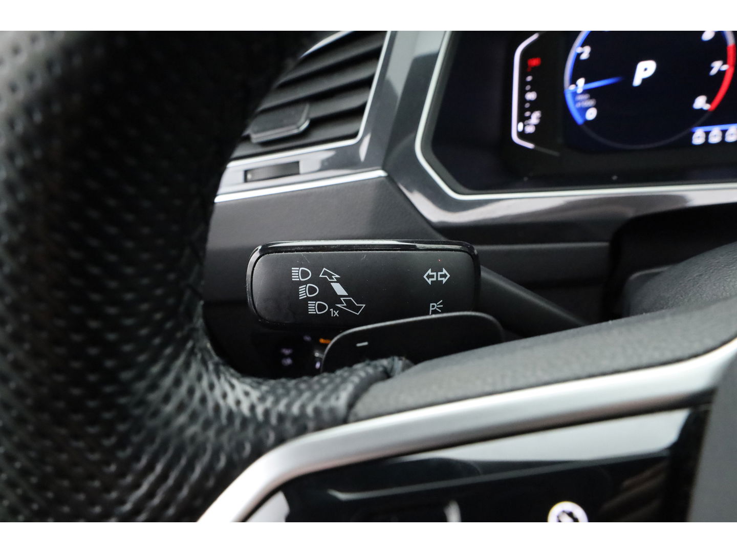 Volkswagen Tiguan 1.5 TSI R-Line | Pano | Elek. Trekhaak | Camera + PDC | CarPlay | Dodehoek | Dig. Cockpit | Adapt. Cruise