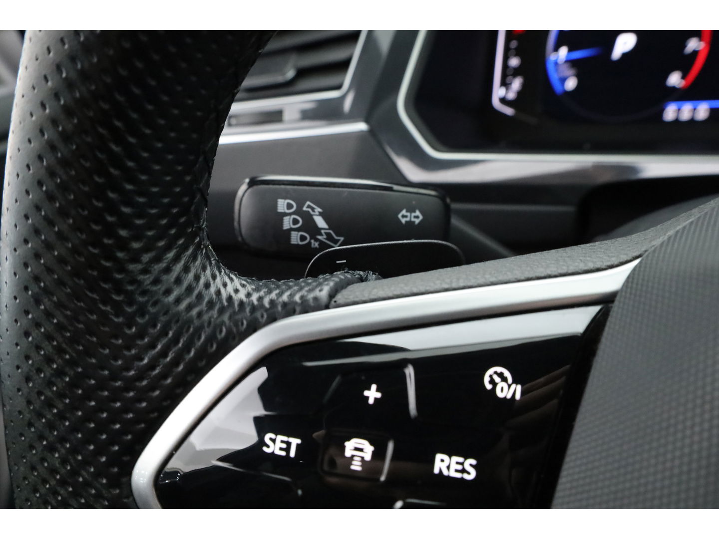 Volkswagen Tiguan 1.5 TSI R-Line | Pano | Elek. Trekhaak | Camera + PDC | CarPlay | Dodehoek | Dig. Cockpit | Adapt. Cruise