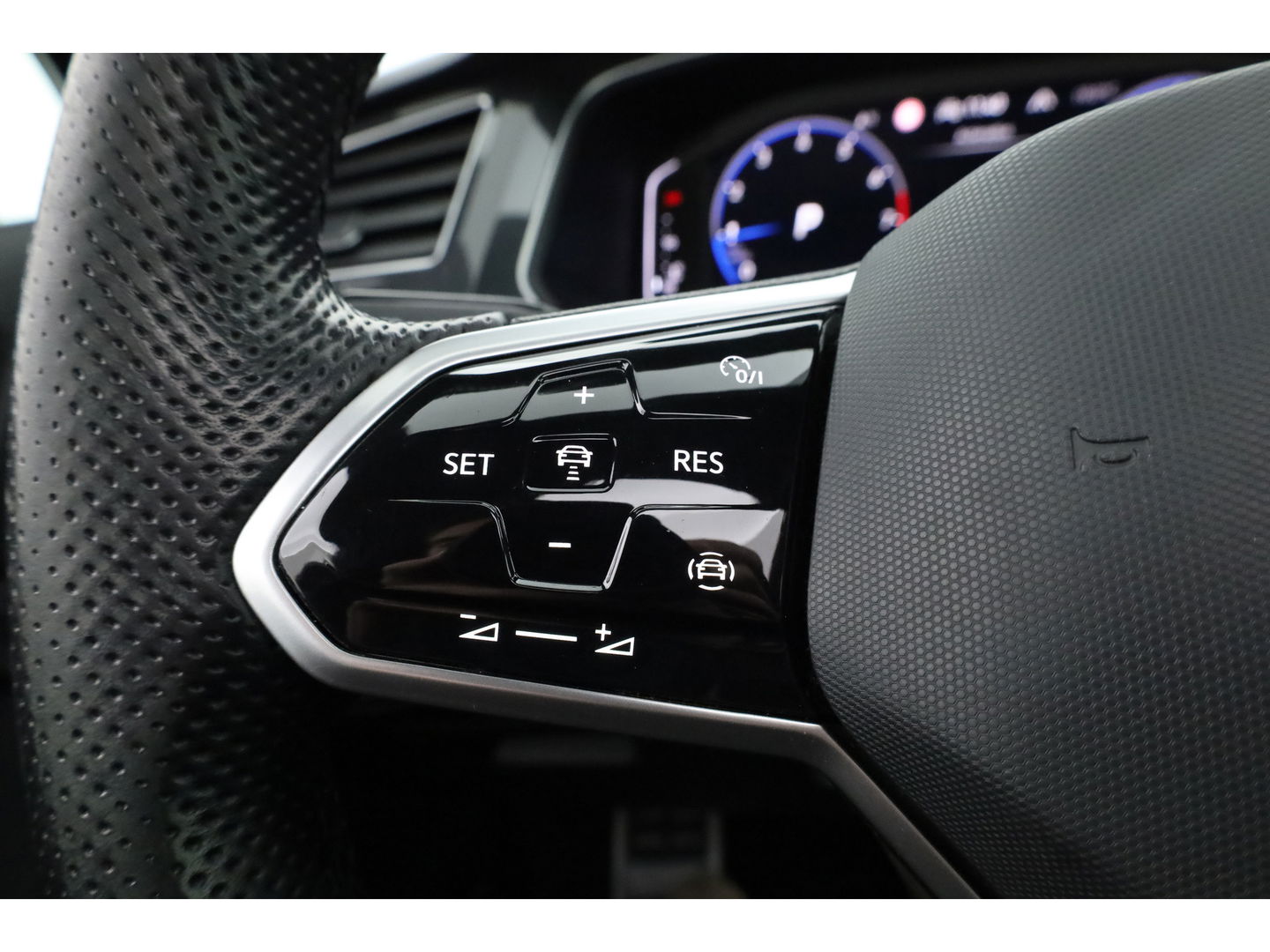 Volkswagen Tiguan 1.5 TSI R-Line | Pano | Elek. Trekhaak | Camera + PDC | CarPlay | Dodehoek | Dig. Cockpit | Adapt. Cruise