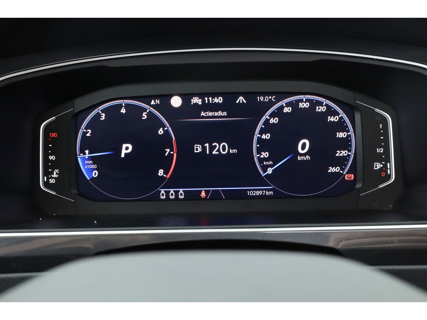 Volkswagen Tiguan 1.5 TSI R-Line | Pano | Elek. Trekhaak | Camera + PDC | CarPlay | Dodehoek | Dig. Cockpit | Adapt. Cruise