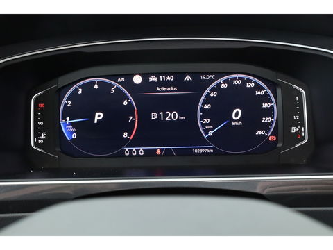 Volkswagen Tiguan 1.5 TSI R-Line | Pano | Elek. Trekhaak | Camera + PDC | CarPlay | Dodehoek | Dig. Cockpit | Adapt. Cruise