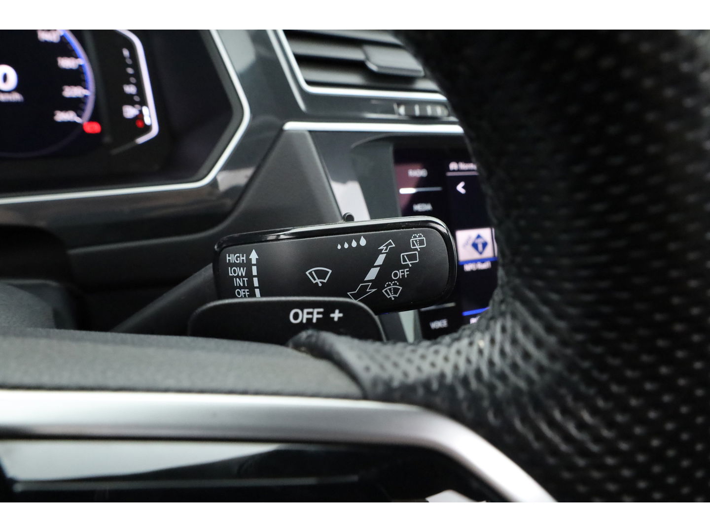 Volkswagen Tiguan 1.5 TSI R-Line | Pano | Elek. Trekhaak | Camera + PDC | CarPlay | Dodehoek | Dig. Cockpit | Adapt. Cruise