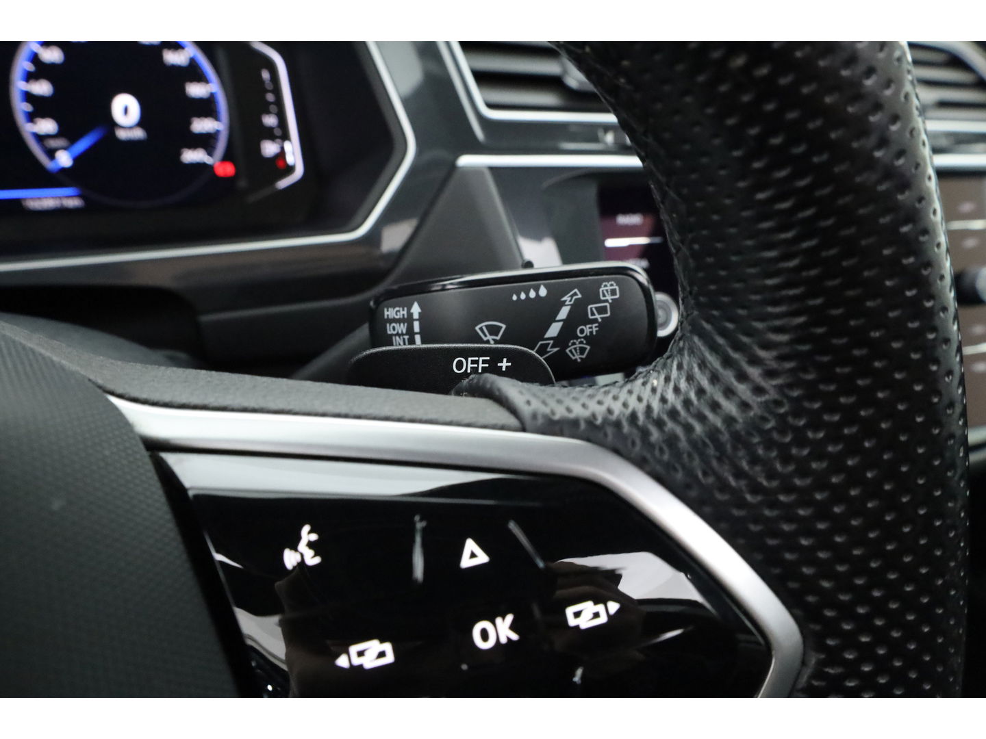 Volkswagen Tiguan 1.5 TSI R-Line | Pano | Elek. Trekhaak | Camera + PDC | CarPlay | Dodehoek | Dig. Cockpit | Adapt. Cruise