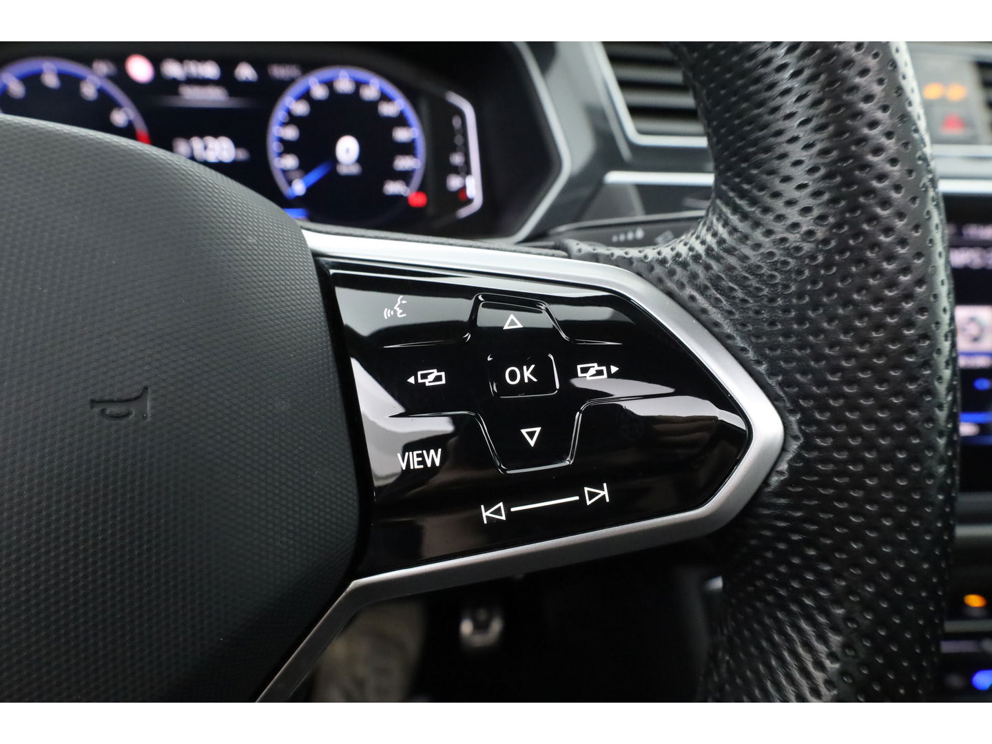 Volkswagen Tiguan 1.5 TSI R-Line | Pano | Elek. Trekhaak | Camera + PDC | CarPlay | Dodehoek | Dig. Cockpit | Adapt. Cruise