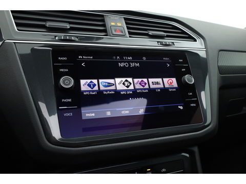 Volkswagen Tiguan 1.5 TSI R-Line | Pano | Elek. Trekhaak | Camera + PDC | CarPlay | Dodehoek | Dig. Cockpit | Adapt. Cruise