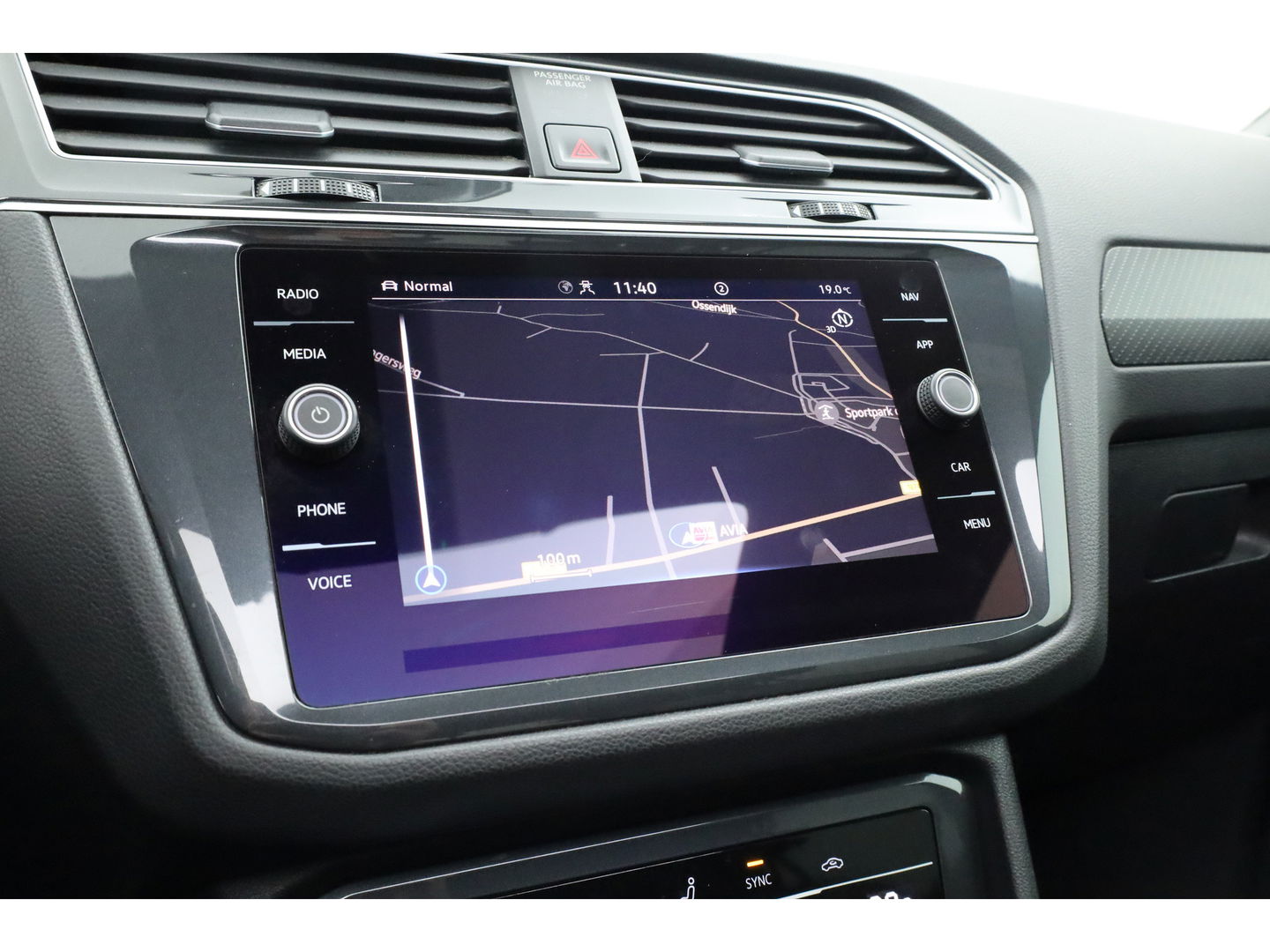 Volkswagen Tiguan 1.5 TSI R-Line | Pano | Elek. Trekhaak | Camera + PDC | CarPlay | Dodehoek | Dig. Cockpit | Adapt. Cruise