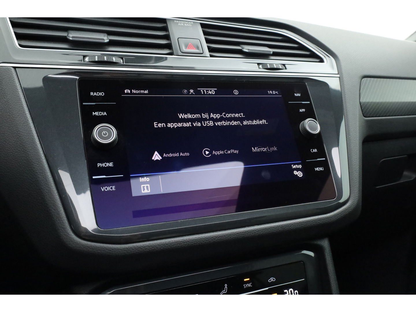 Volkswagen Tiguan 1.5 TSI R-Line | Pano | Elek. Trekhaak | Camera + PDC | CarPlay | Dodehoek | Dig. Cockpit | Adapt. Cruise