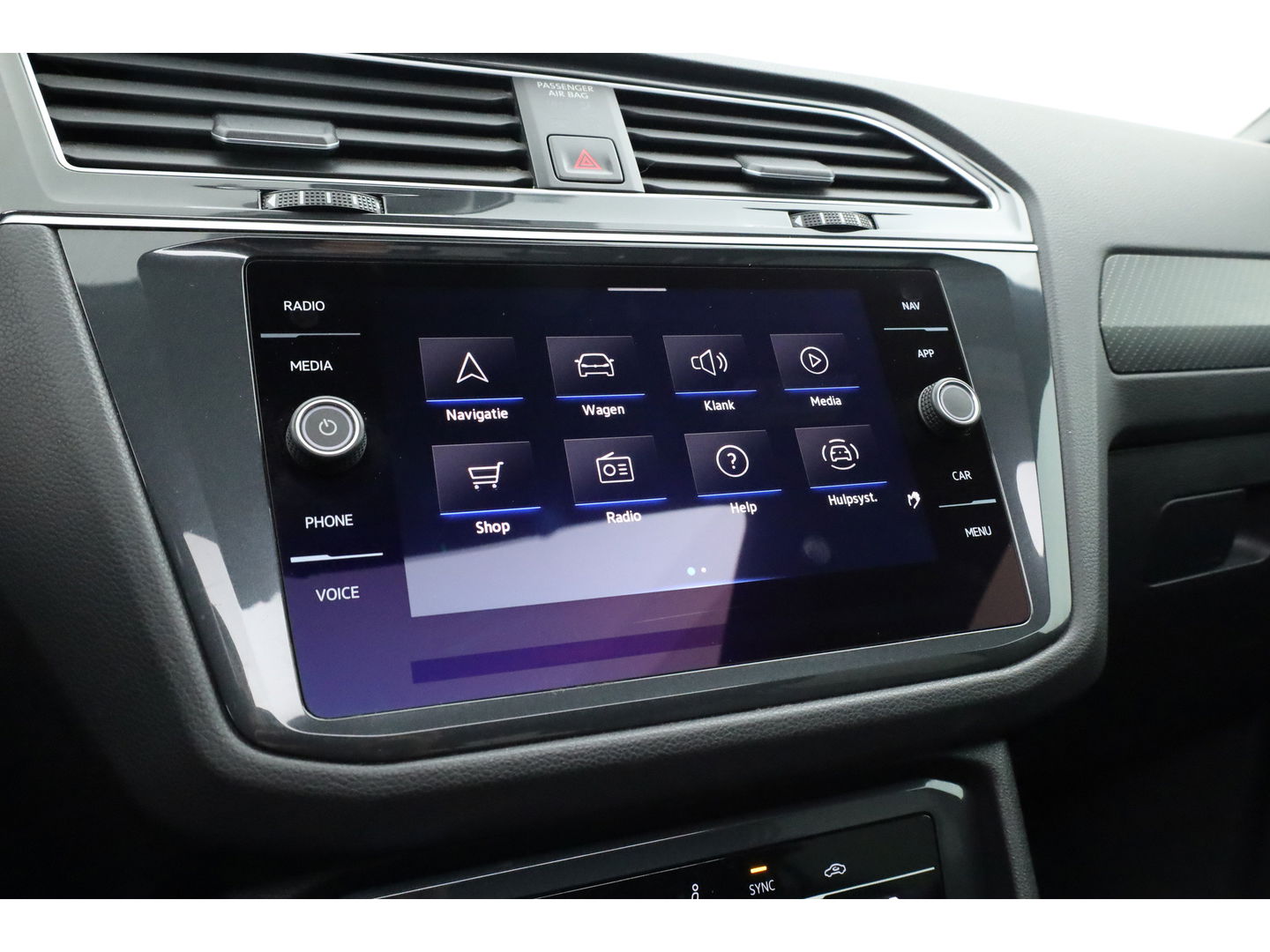 Volkswagen Tiguan 1.5 TSI R-Line | Pano | Elek. Trekhaak | Camera + PDC | CarPlay | Dodehoek | Dig. Cockpit | Adapt. Cruise