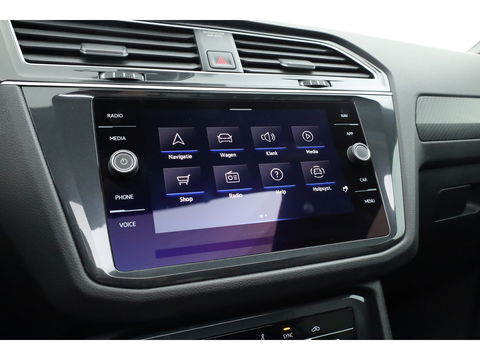 Volkswagen Tiguan 1.5 TSI R-Line | Pano | Elek. Trekhaak | Camera + PDC | CarPlay | Dodehoek | Dig. Cockpit | Adapt. Cruise