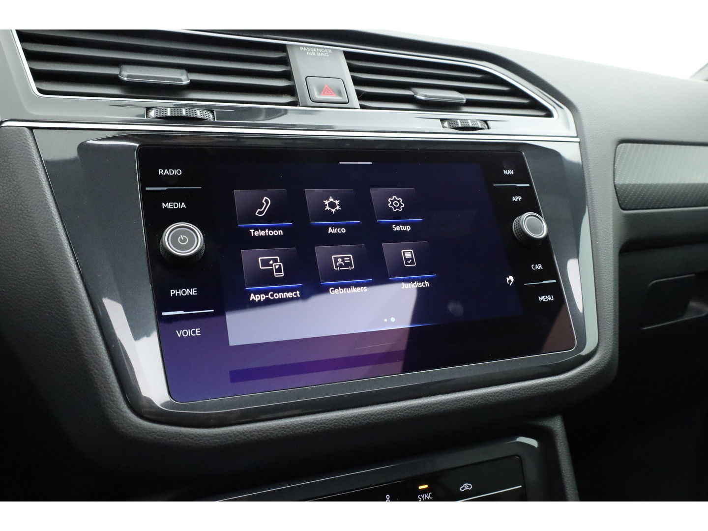 Volkswagen Tiguan 1.5 TSI R-Line | Pano | Elek. Trekhaak | Camera + PDC | CarPlay | Dodehoek | Dig. Cockpit | Adapt. Cruise