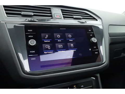 Volkswagen Tiguan 1.5 TSI R-Line | Pano | Elek. Trekhaak | Camera + PDC | CarPlay | Dodehoek | Dig. Cockpit | Adapt. Cruise