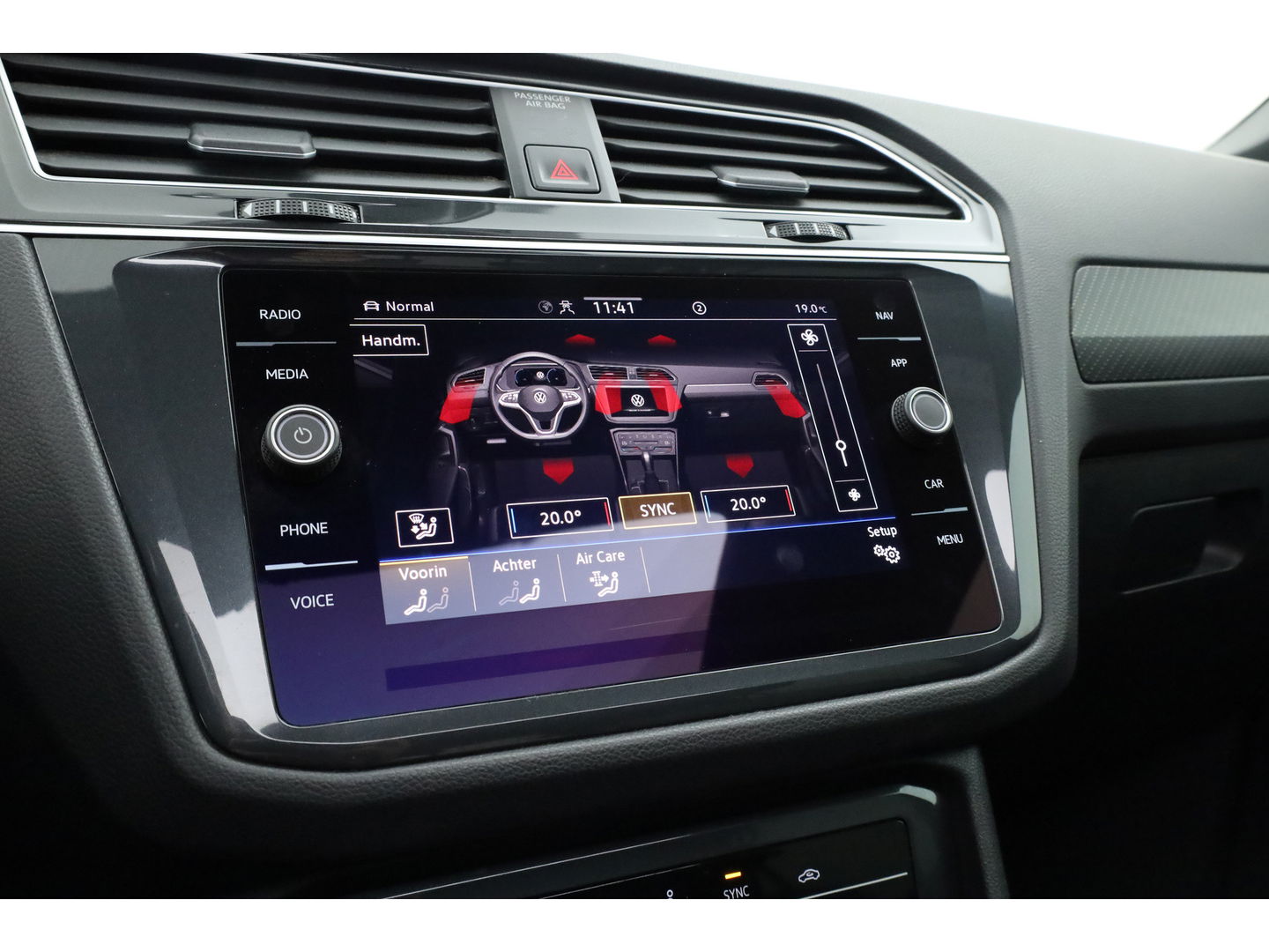 Volkswagen Tiguan 1.5 TSI R-Line | Pano | Elek. Trekhaak | Camera + PDC | CarPlay | Dodehoek | Dig. Cockpit | Adapt. Cruise