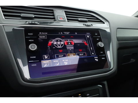 Volkswagen Tiguan 1.5 TSI R-Line | Pano | Elek. Trekhaak | Camera + PDC | CarPlay | Dodehoek | Dig. Cockpit | Adapt. Cruise