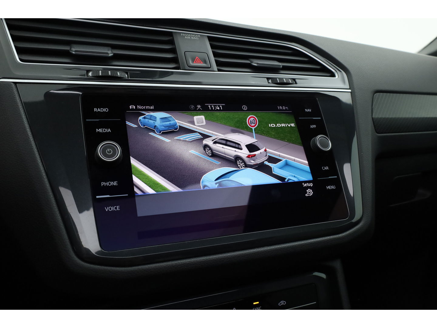 Volkswagen Tiguan 1.5 TSI R-Line | Pano | Elek. Trekhaak | Camera + PDC | CarPlay | Dodehoek | Dig. Cockpit | Adapt. Cruise