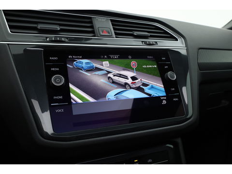 Volkswagen Tiguan 1.5 TSI R-Line | Pano | Elek. Trekhaak | Camera + PDC | CarPlay | Dodehoek | Dig. Cockpit | Adapt. Cruise